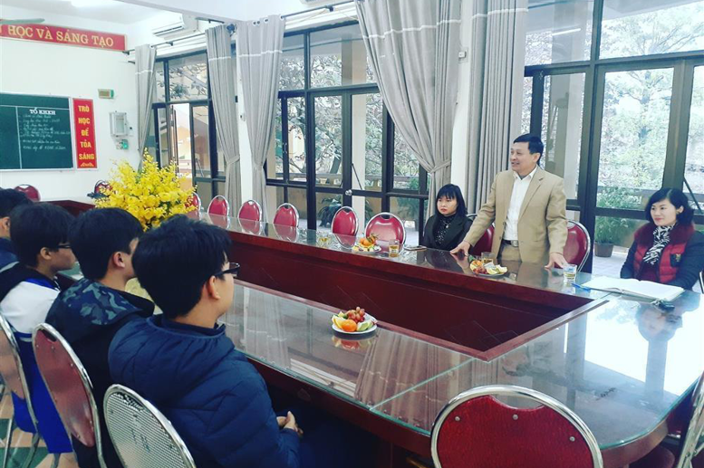 Ông Nguyễn Văn Duấn- Trưởng ban đại diện cha mẹ học sinh phát biểu động viên tinh thần các em