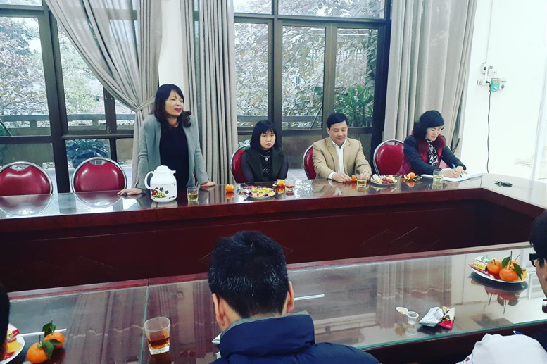 Cô giáo Bùi Thị Thúy Lan chia sẻ kinh nghiệm làm bài thi tới các em học sinh