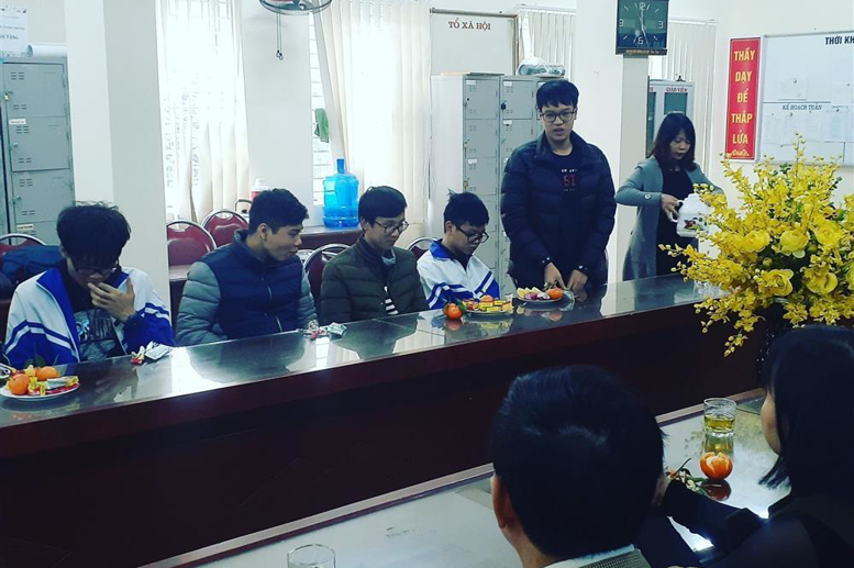 Em Đinh Phương Tuấn thay mặt các bạn trong đội tuyển hứa sẽ cố gắng làm bài đạt kết quả cao nhất