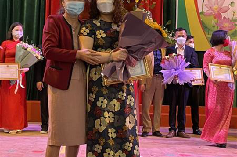 Cô giáo Phạm Thị Hải Châu - BT Chi bộ, HT nhà trường chúc mừng cô giáo Bạch Thị Thu Hà