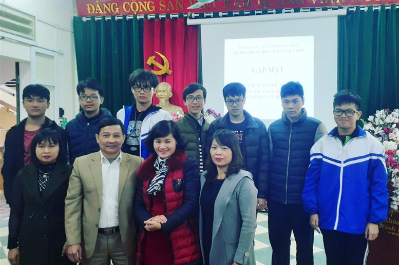 Đại biểu và các em học sinh chụp ảnh lưu niệm