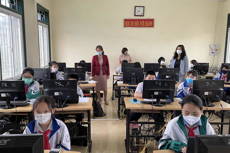 Cô giáo Phạm Thị Hải Châu Hiệu trưởng THCS Lê Quý Đôn, CT cụm thi LQĐ kiểm tra phòng thi