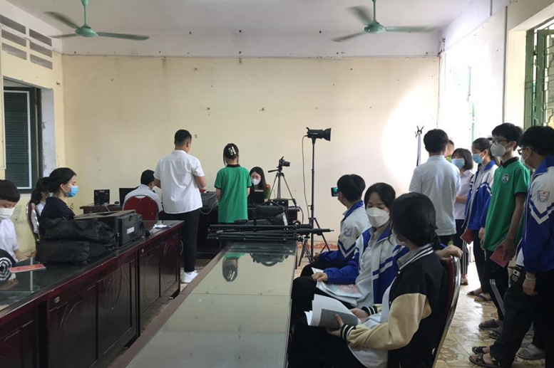 HS Trường THCS Lê Quý Đôn làm căn cước công dân