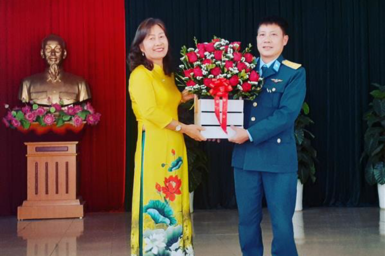 Cô giáo Phạm Thị Hải Châu- BT chi bộ, HT nhà trường tặng lẵng hoa tới lãnh đạo Trung đoàn tên lửa 250