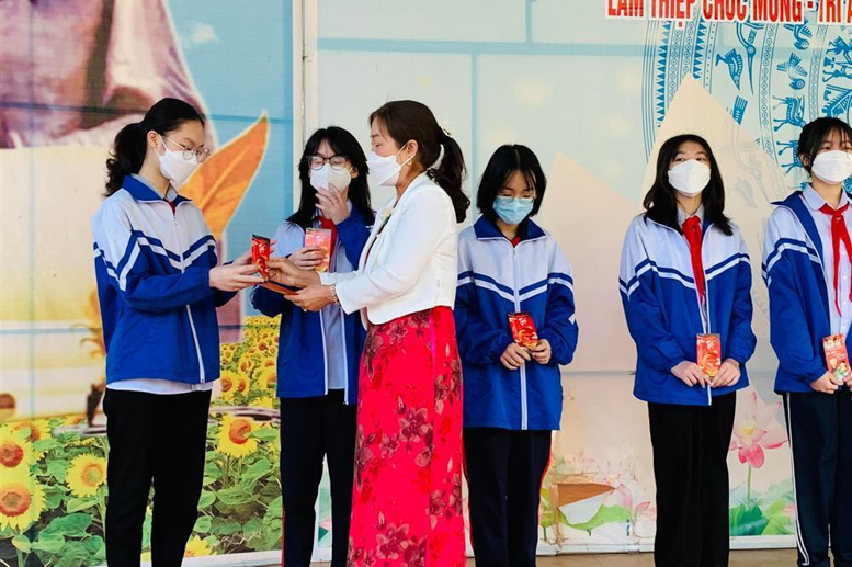 Mỗi em tham gia kì thi cấp tỉnh đều được nhận một “Hồng bao” may mắn từ cô giáo Hiệu trưởng