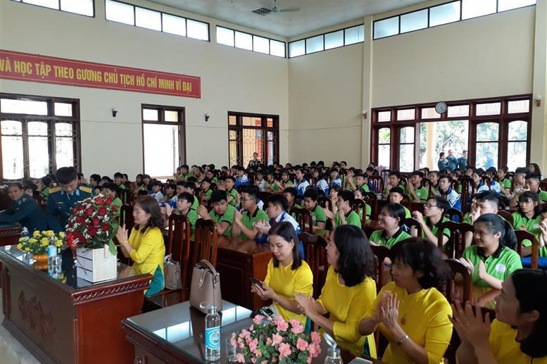 Các em học sinh khối 8 trường THCS Lê Quý Đôn tham gia hoạt động ngoại khóa
