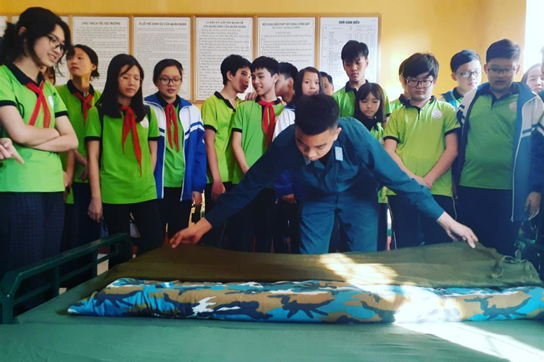 Học sinh tham quan phòng ở của các chú bộ đội