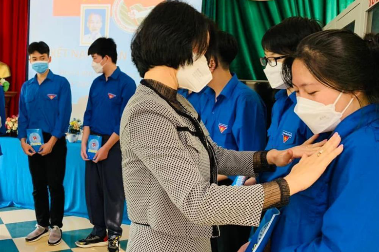 Đồng chí Phạm Thị Thu Hằng – Phó bí thư chi bộ - Phó hiệu trưởng nhà trường đeo huy hiệu Đoàn cho Đoàn viên