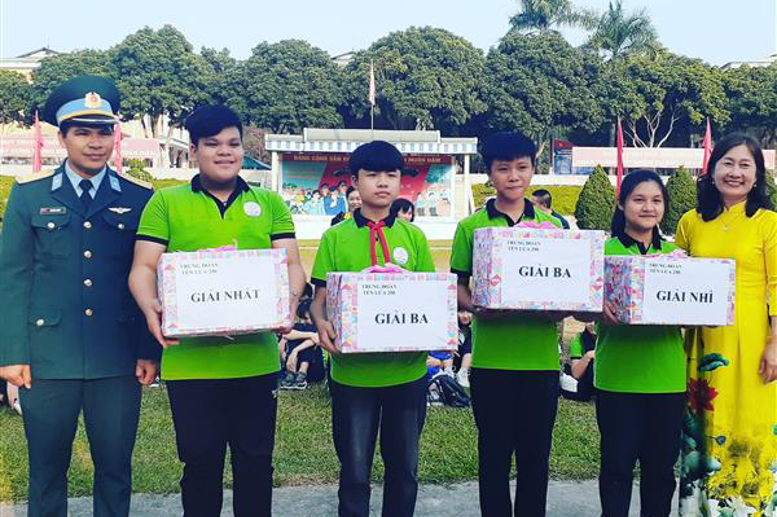Trao giải thưởng phần thi gấp chăn màn 