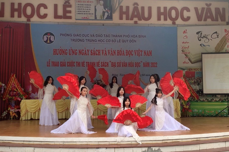 Văn nghệ chào mừng