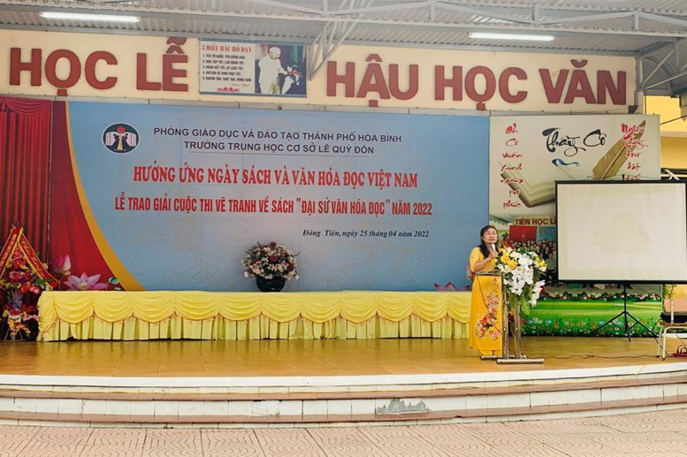 Cô giáo Phạm Thị Hải Châu – BT chi bộ, Hiệu trưởng nhà trường phát biểu khai mạc