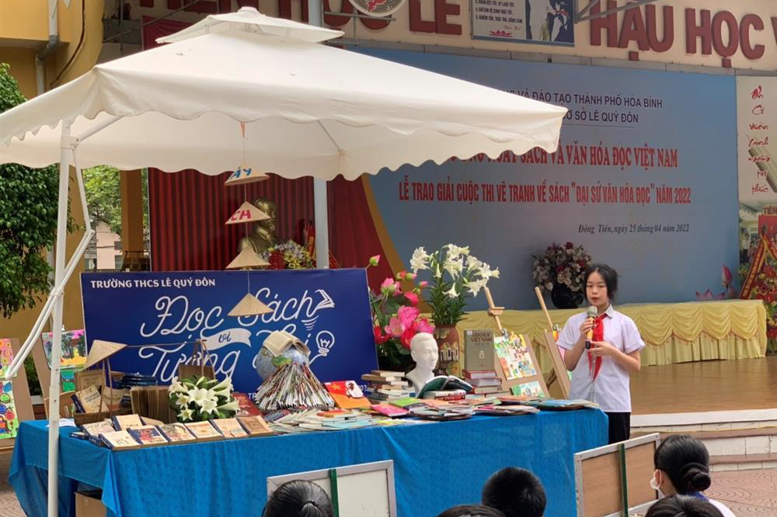 Hai không gian trưng bày sách của học sinh khối 7 và khối 8