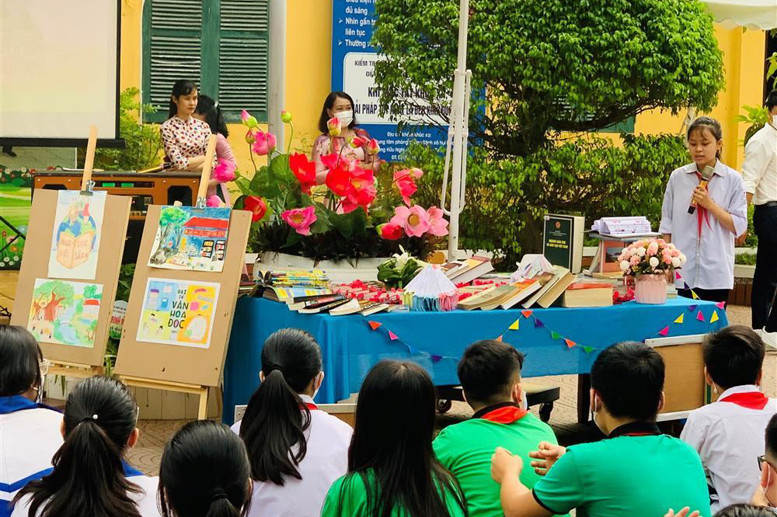 Hai không gian trưng bày sách của học sinh khối 7 và khối 8