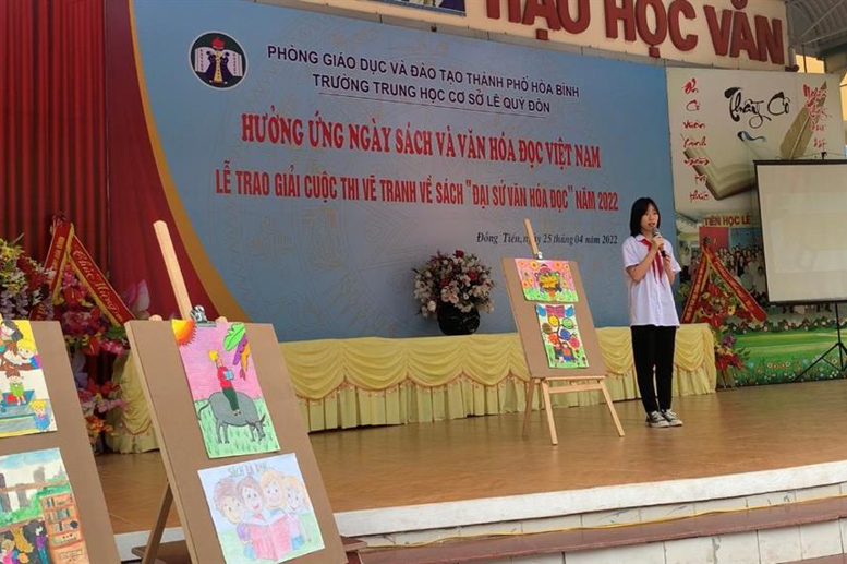 Học sinh giới thiệu các bức tranh