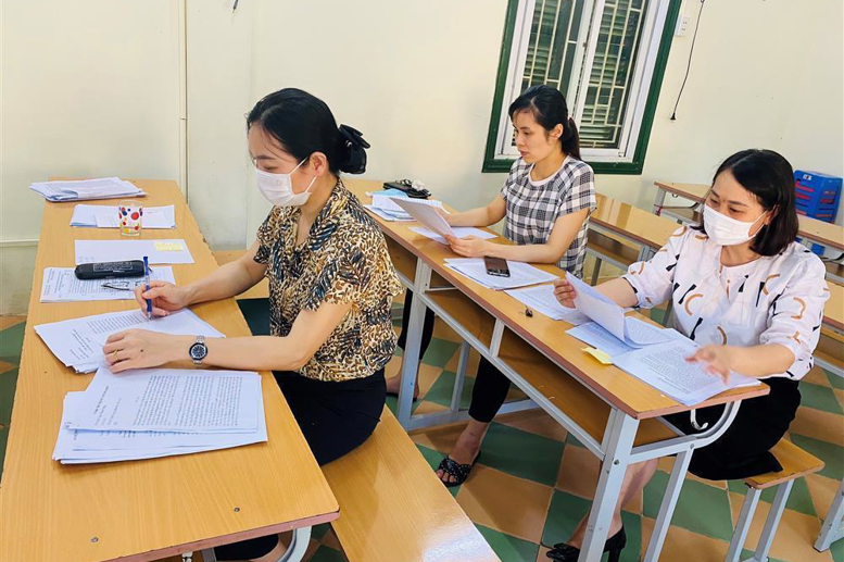 Ban giám khảo chấm các bài dự thi