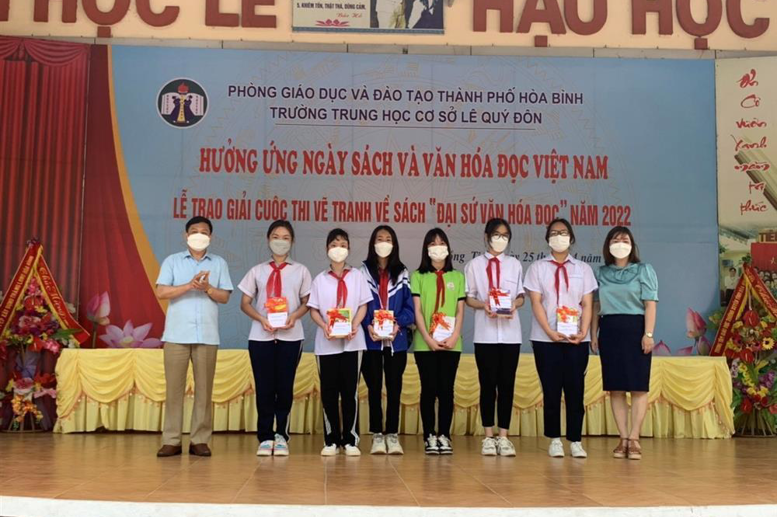 Bà Lê Thị Thủy - PCT UBND phường Đồng Tiến và Ông Nguyễn Văn Duấn - Trưởng Ban đại diện CMHS nhà trường phát thưởng HS đạt giải