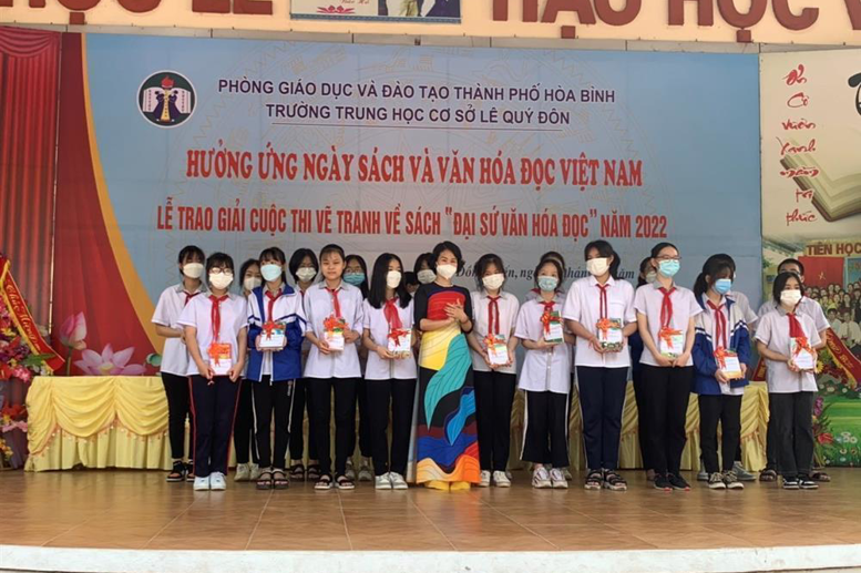 Cô giáo Phạm Thị Thu Hằng – PBT chi bộ, Phó Hiệu trưởng nhà trường phát thưởng cho các em học sinh đạt giải