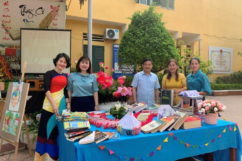 Đại biểu và BGH nhà trường chụp ảnh lưu niệm