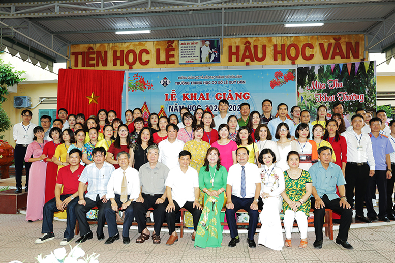 Tập thể nhà trường chụp ảnh cùng PHHS trong Lễ Khai giảng năm học 2021-2022