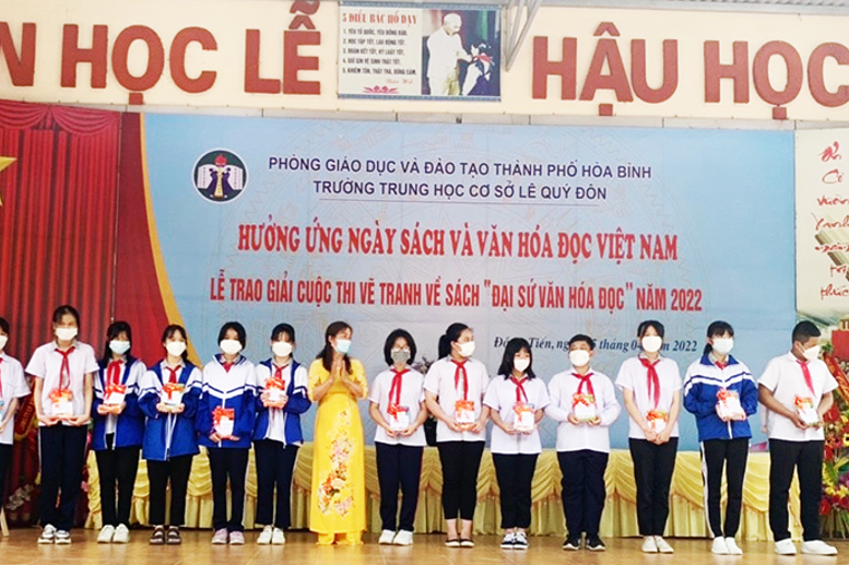 Các em học sinh được trao giải cuộc thi: “Đại sứ Văn hóa đọc năm 2022”
