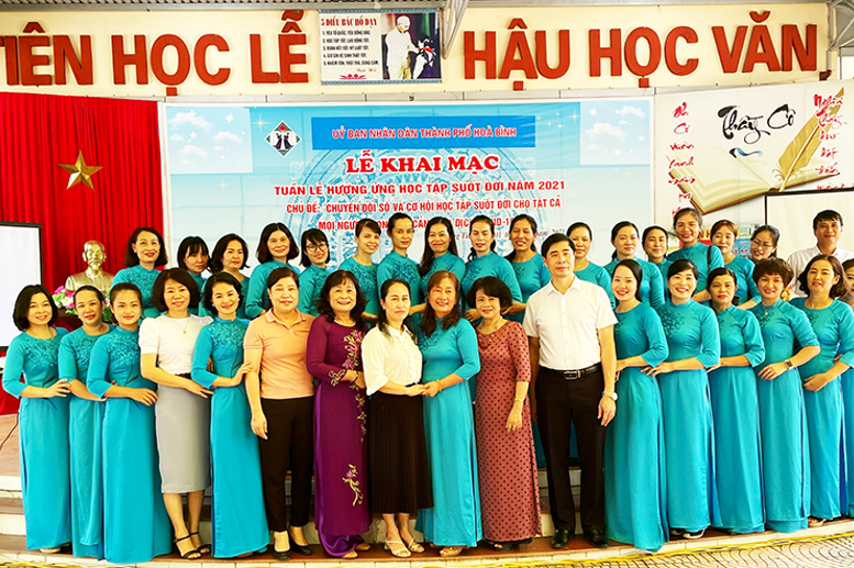 Năm học 2021-2022, nhà trường được chọn là đơn vị Khai mạc Tuần lẽ học tập suốt đời của thành phố Hòa Bình (Tập thể CB – GV chụp ảnh lưu niệm cùng đại biểu)