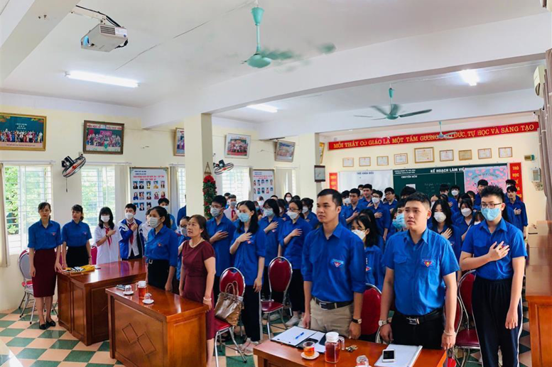 Lễ chào cờ và phút mặc niệm để tưởng nhớ đến chủ tịch Hồ Chí Minh, các anh hùng liệt sĩ, các thế hệ đoàn viên, thanh niên đã ngã xuống vì độc lập dân tộc.