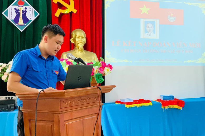 Đc Bùi Huy Hoàng- Bí thư đoàn thanh niên Trường tuyên bố lý do, giới thiệu đại biểu và báo cáo việc xét kết nạp đoàn viên mới.