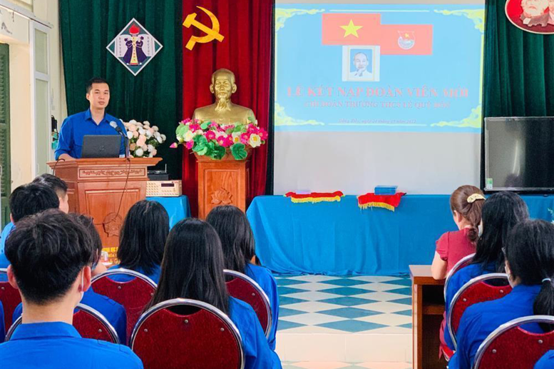 Đ/c Nguyễn Tiến Dũng- Bí thư Đoàn Phường Đồng Tiến lên đọc Nghị quyết chuẩn y kết nạp