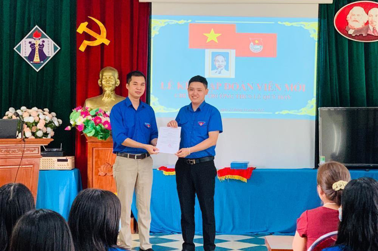 Đoàn Phường Đồng Tiến trao quyết định kết nạp cho Chi đoàn nhà trường