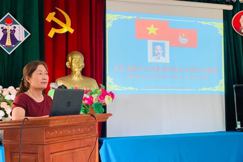 Cô giáo Phạm Thị Hải Châu - Bí thư chi bộ- Hiệu trưởng nhà trường lên phát biểu chỉ đạo, giao nhiệm vụ cho đoàn viên mới