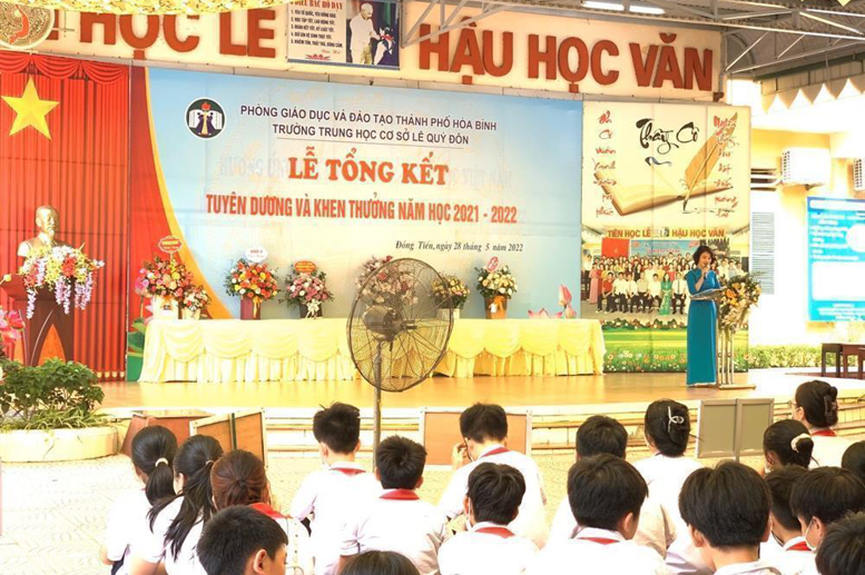 Cô giáo Phạm Thị Thu Hằng- Phó bí thư Chi bộ- Phó hiệu trưởng nhà trường thông qua báo cáo tổng kết năm học