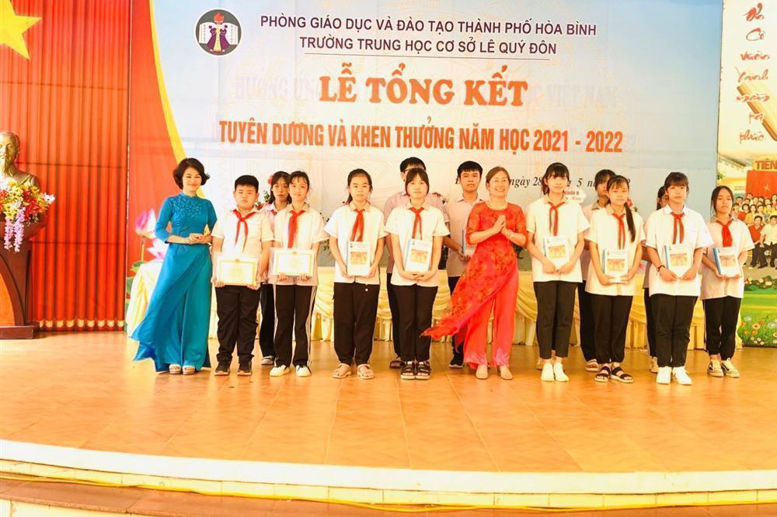Một số hình ảnh trao thưởng cho học sinh đạt thành tích trong năm học
