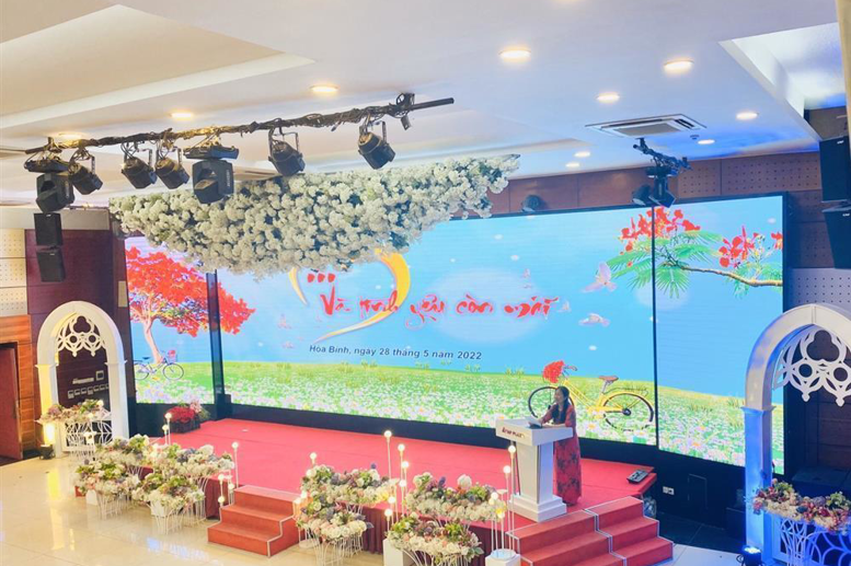 Cô giáo Phạm Thị Hải Châu- Bí thư chi bộ- Hiệu trưởng nhà trường phát biểu.