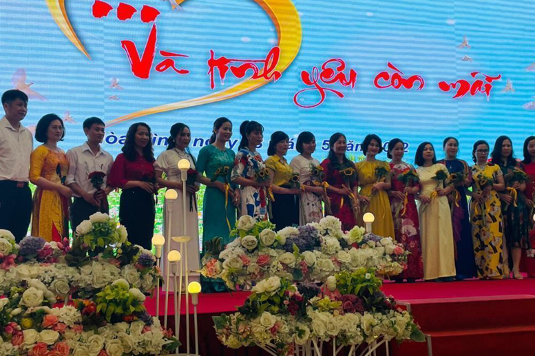 Phụ huynh và học sinh cảm ơn các cô giáo.