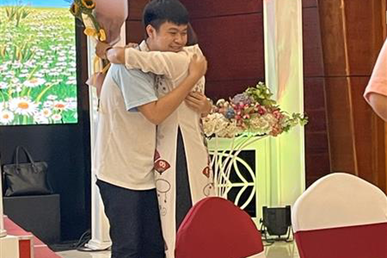 Học trò và cô giáo nói lời chia tay