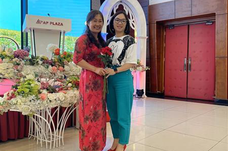 Phụ huynh gửi lời cảm ơn  chân thành đến cô hiệu trưởng.