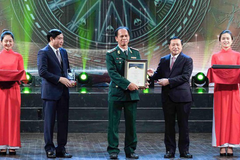 Nhà báo Lê Văn Chương nhận giải Nhì Giải thưởng Thông tin đối ngoại lần thứ VII năm 2021 với loạt bài “Nơi hải chiến Hoàng Sa, bây giờ” đăng trên báo Tiền Phong