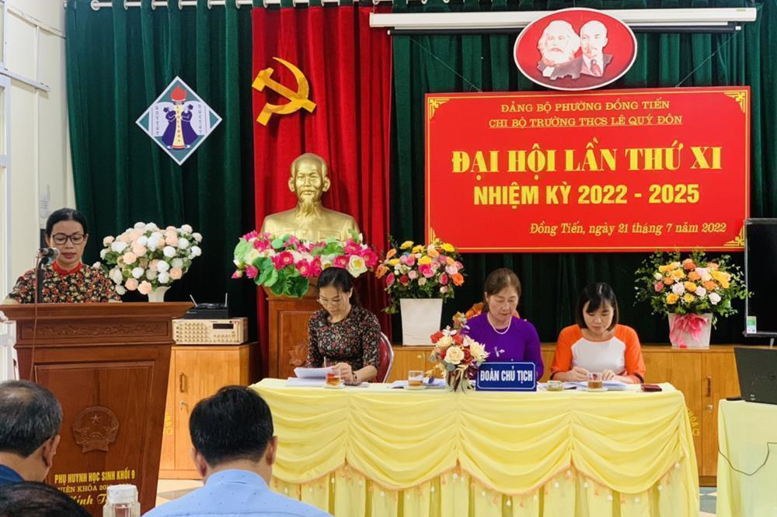 Đ/c Mai Thị Thu Thủy - Tổ Toán Tin NN phát biểu tham luận tại hội nghị