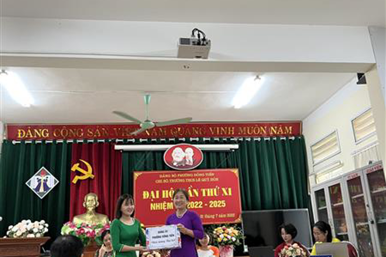 Đ/c Đỗ Thị Giang – Phó bí thư thường trực UBND phường Đồng Tiến chúc mừng Đ/c Phạm Thị Hải Châu