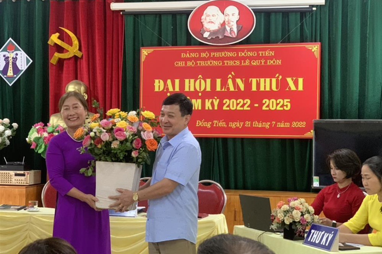 Ông Nguyễn Văn Duấn- Trưởng BĐDCMHS nhà trường chúc mừng Đại hội