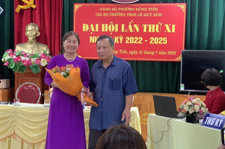 Đại diện Tổ dân Phố số 2 nơi Trường hoạt động chúc mừng Đại hội