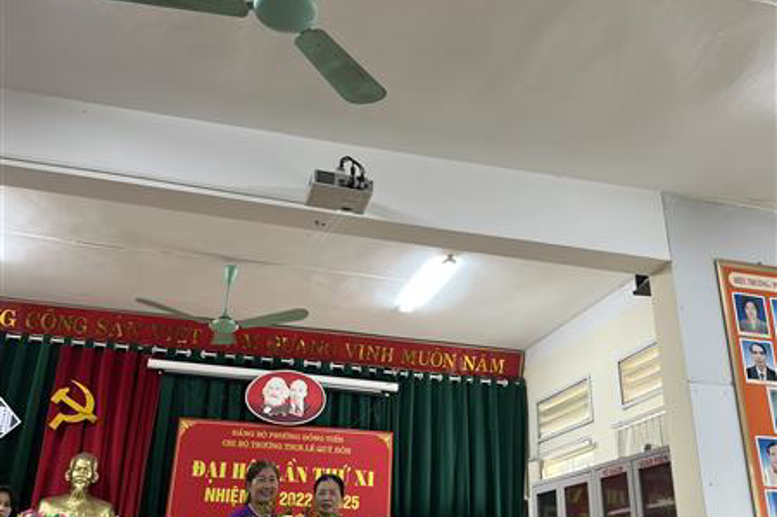 Chi bộ Trường TH Lê Văn Tám chúc mừng Đại hội.