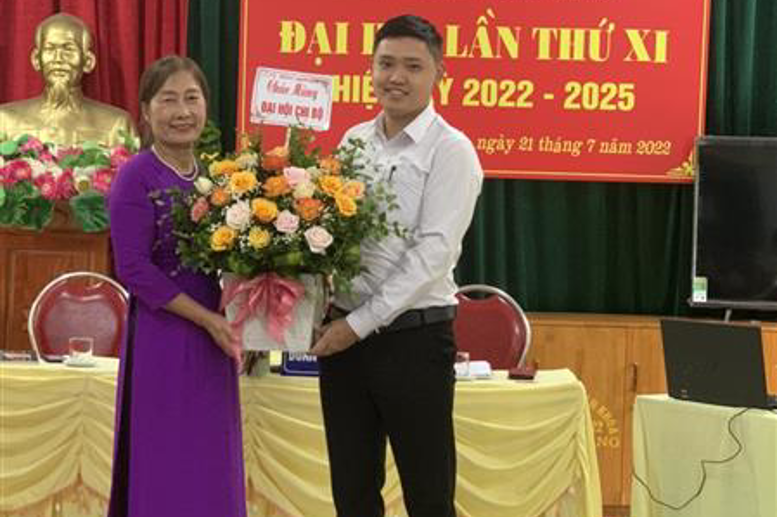 Chi Đoàn thanh niên chúc mừng Đại hội Chi bộ