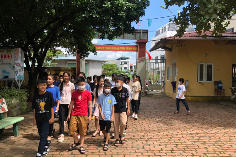 Những bước chân đầu tiên tại cổng trường.