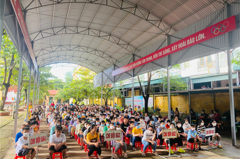 Các em học sinh nhanh chóng ổn định chỗ ngồi theo lớp học.