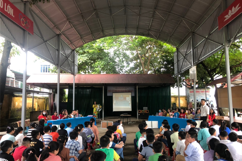 Cô giáo Phạm Thị Hải Châu- Bí thư chi bộ- Hiệu trưởng nhà trường phát biểu.