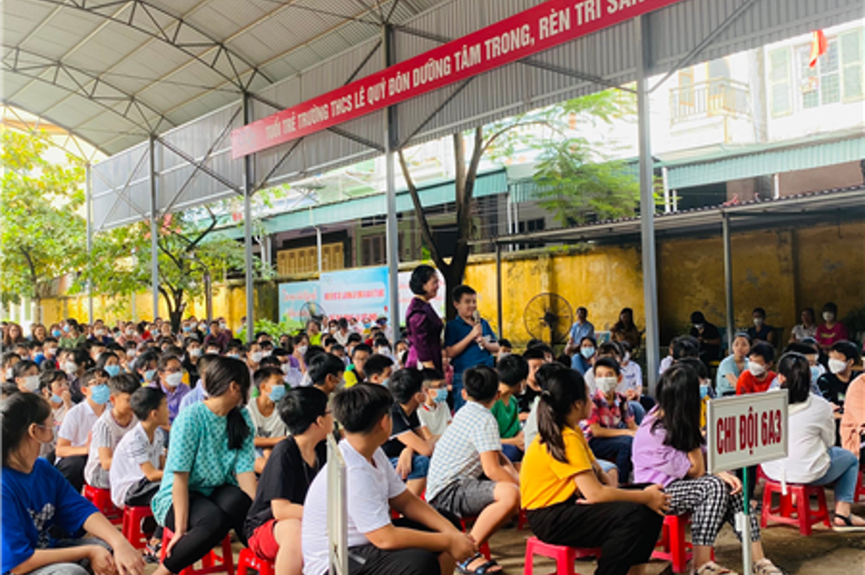 Học sinh trả lời câu hỏi giao lưu.