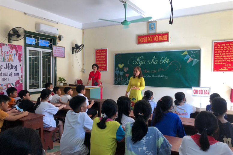 Cô giáo hiệu trưởng tận tình đến từng lớp thăm hỏi, dặn dò các em.