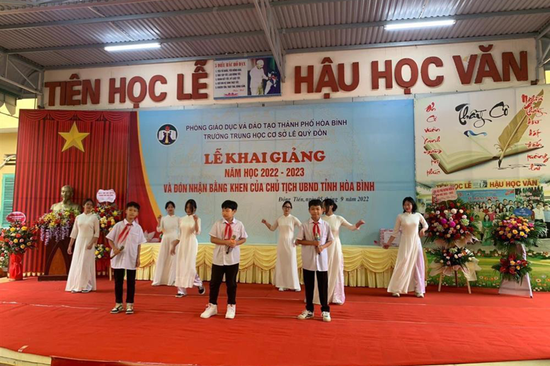 Tiết mục hát với sự tham gia của học sinh 4 lớp: Bay lên nhé ước mơ!