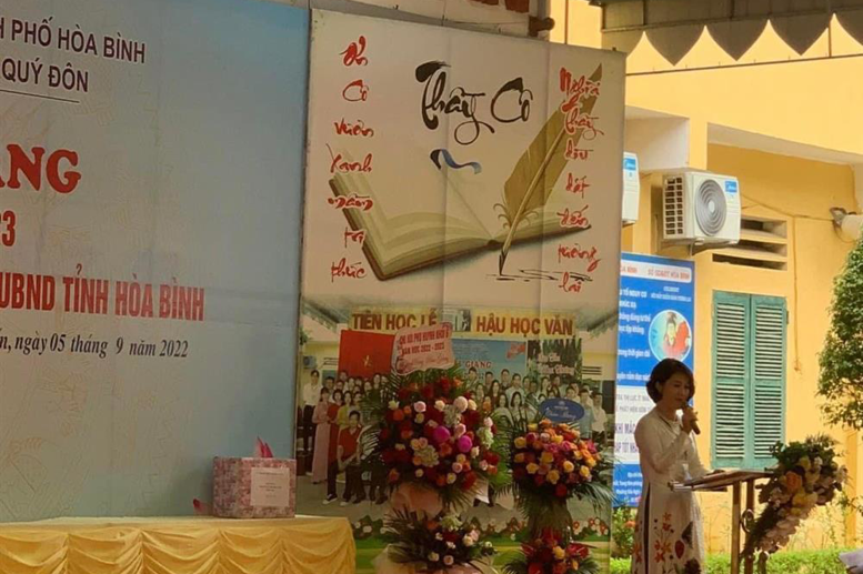 Cô giáo Phạm Thị Thu Hằng – Phó Bí thư chi bộ, Phó Hiệu trưởng nhà trường đọc thư của Chủ tịch nước Nguyễn Xuân Phúc gửi cán bộ, giáo viên, nhân viên và học sinh nhân dịp khai giảng năm học 2022-2023